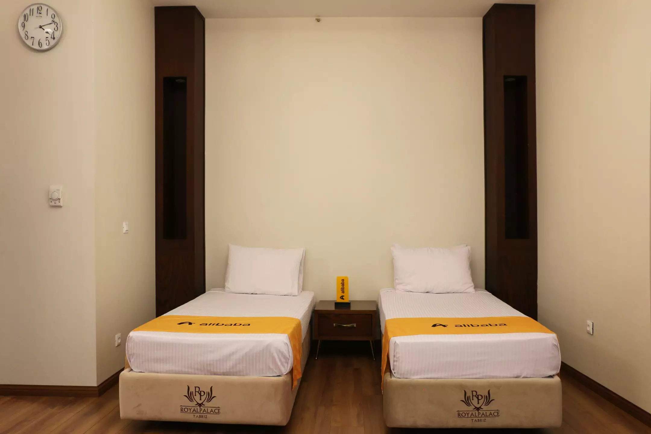 Alibaba https://cdn.alibaba.ir/ostorage/hotel-accommodation-images/696de29646ae9d8e6fb49ac9_08- رویال پالاس- اتاق چهارتخته رویال (2).webp